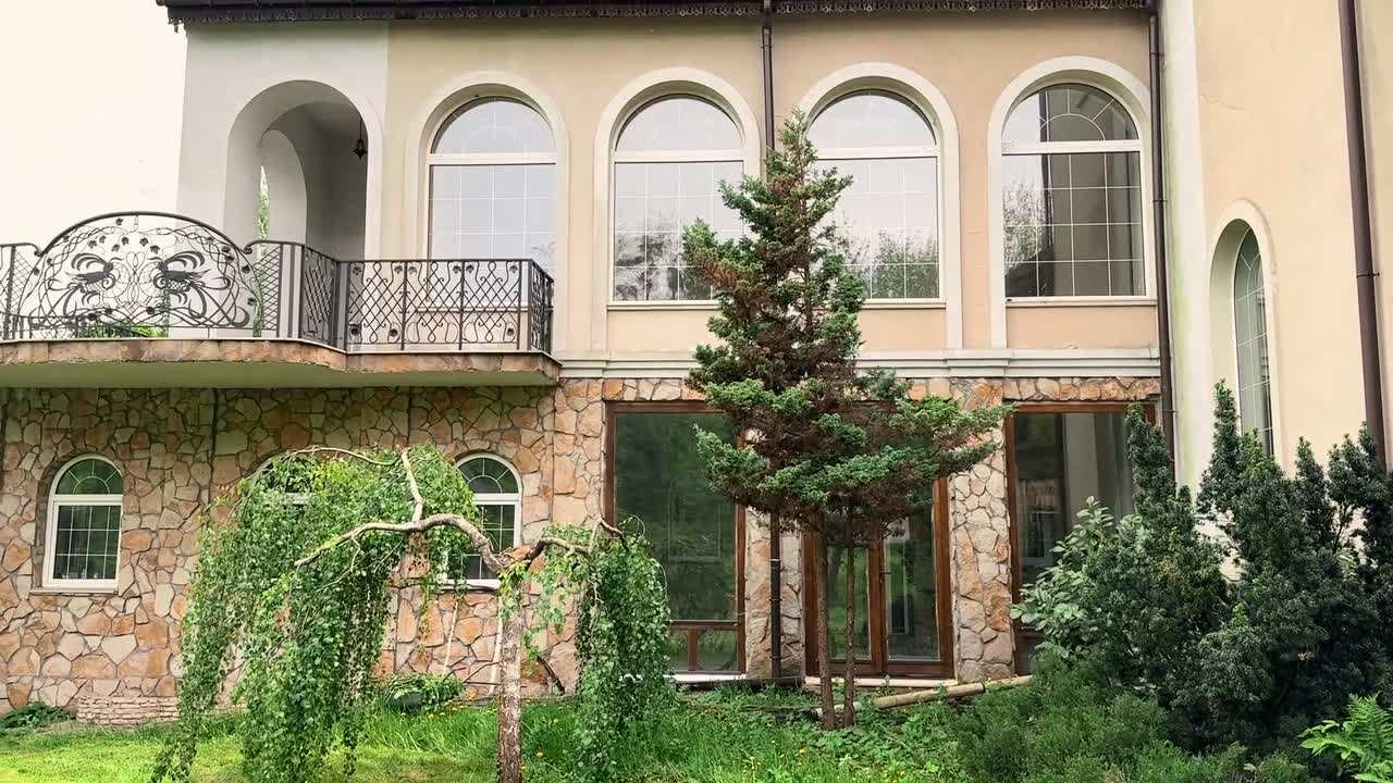 Фасад нової будівлі #brobots у голосіївському лісі